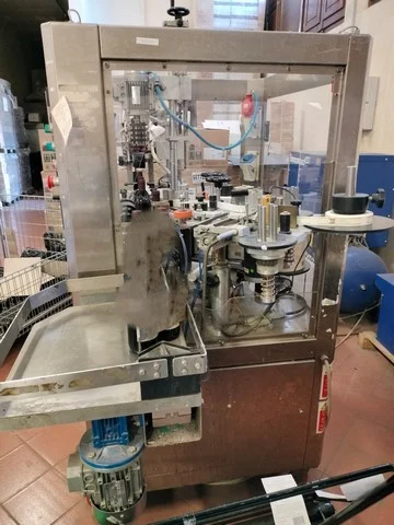 Capsulatrice OMB usata con etichettatrice